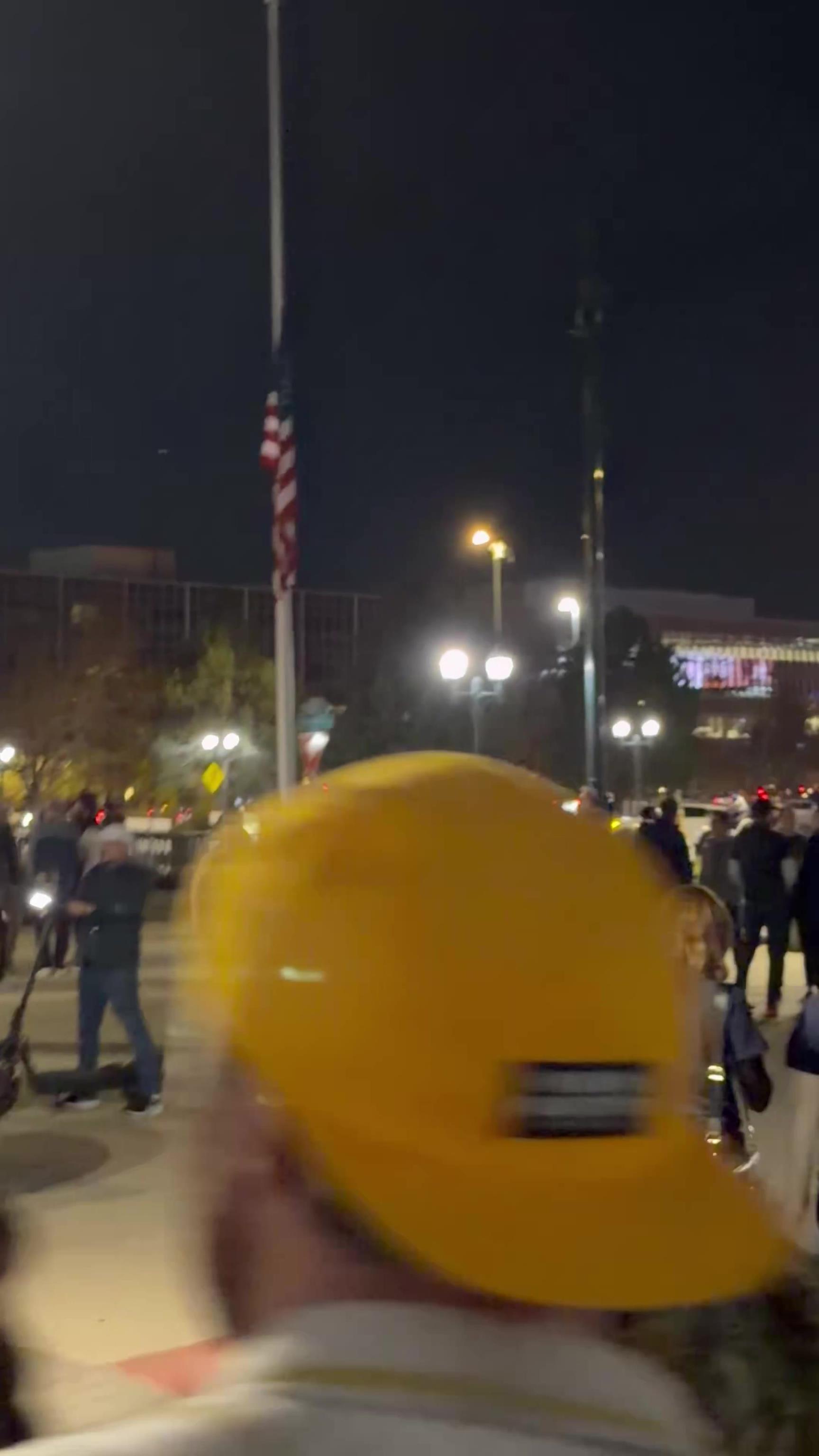 约基奇拿下超级大三双，掘金球迷赛后在马路上庆祝