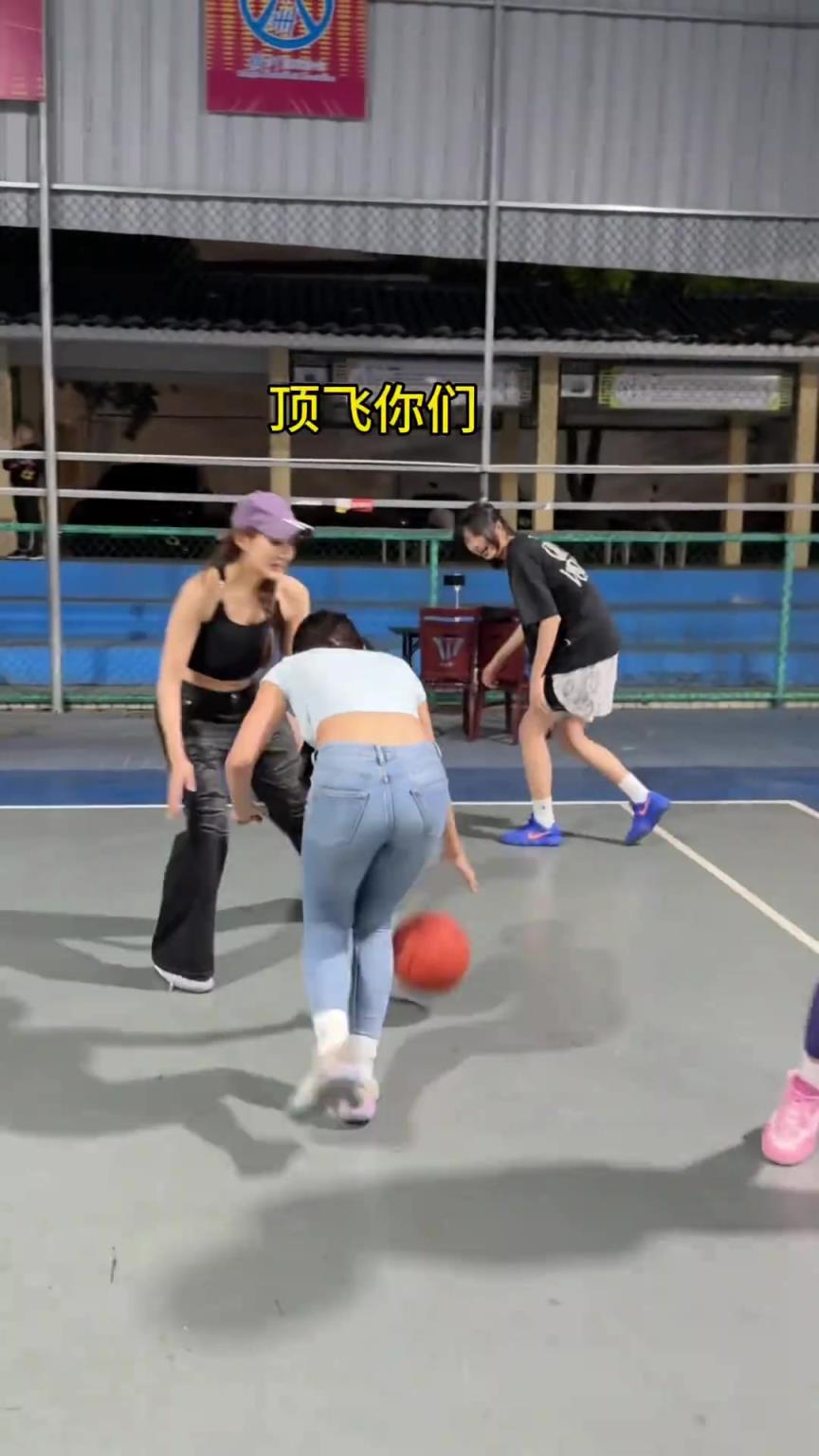 不会打篮球的女生聚在一起打球!画面到底有多乱? 不会打篮球的女生聚在一起打球!画面到底有多乱?