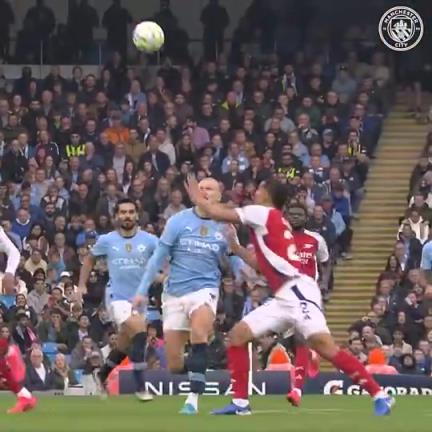 国外网友：哈兰德曾连续两次撞翻阿森纳的钢铁防线