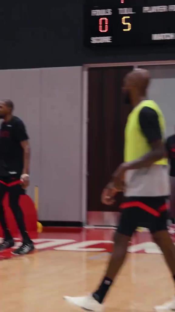 小谢训练中单挑杜兰特利用节奏打进! 小谢训练中单挑杜兰特利用节奏打进!