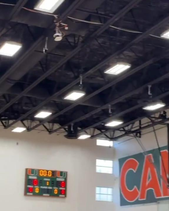 这氛围真好！杨瀚森在训练中扔进超远弹地三分，队友们一片欢呼！