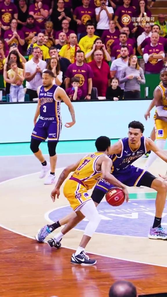 身高差距过于悬殊！没想到文班亚马也有这么被军训的时候