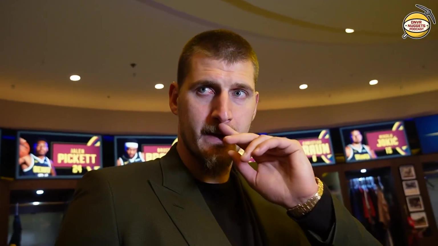 整活！约老师被问到如何评价队友戈登的炸裂暴扣：啥时候扣的？我忘了