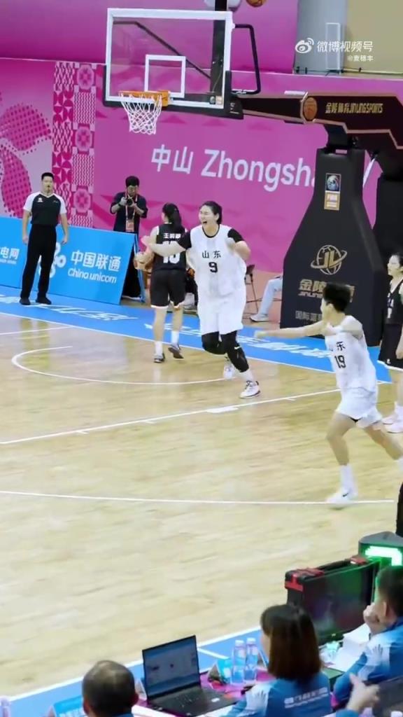 中国女篮第一个实战扣篮！2米26的张子宇在全运会上表演了扣篮