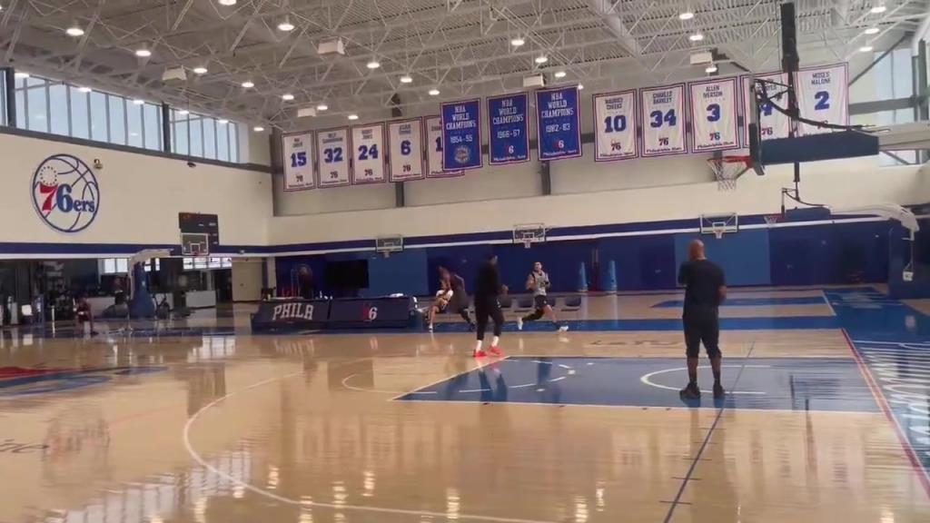 保罗·乔治和贾里德·麦凯恩一起进行了全场跑动接球三分训练...