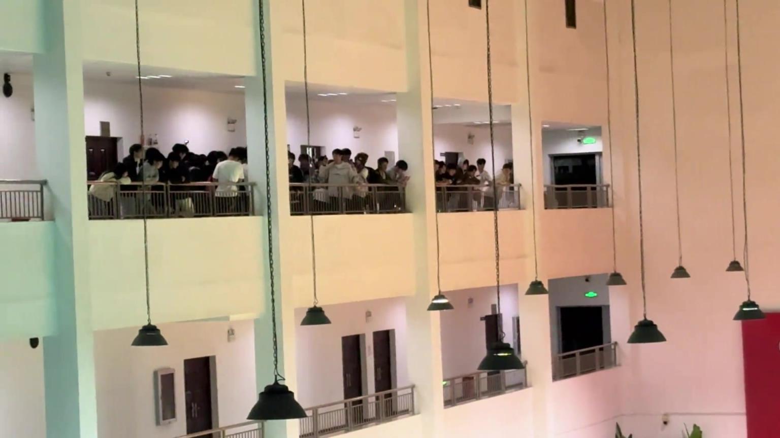 东契奇看了都得愣几秒！网红平常心秀逆天从三楼超远三分扔进