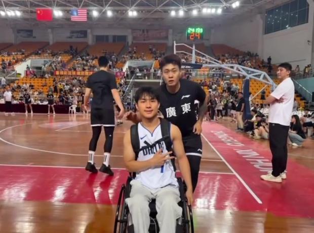 肩膀上的那一拍，太暖了~