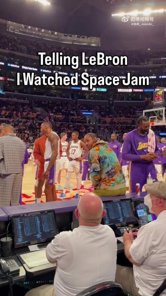 太豪华了!22年湖人群星阵容,里夫斯在角落站如喽啰 太豪华了!22年湖人群星阵容,里夫斯在角落站如喽啰