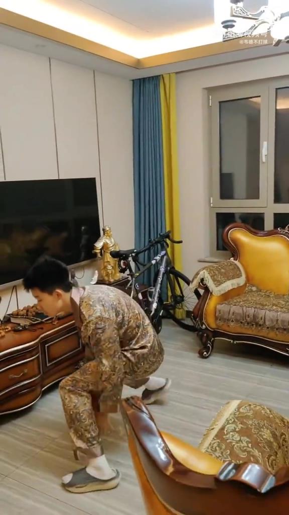 小男孩恶搞模仿哈登，这走步都走到姥姥家去了