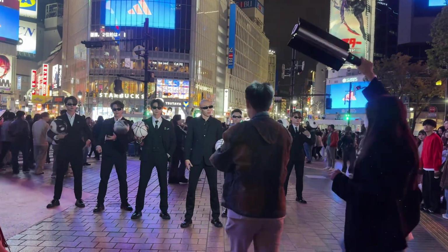 这球真亮！F3篮团在日本东京上演科目三 让蜀都篮球摇走遍世界