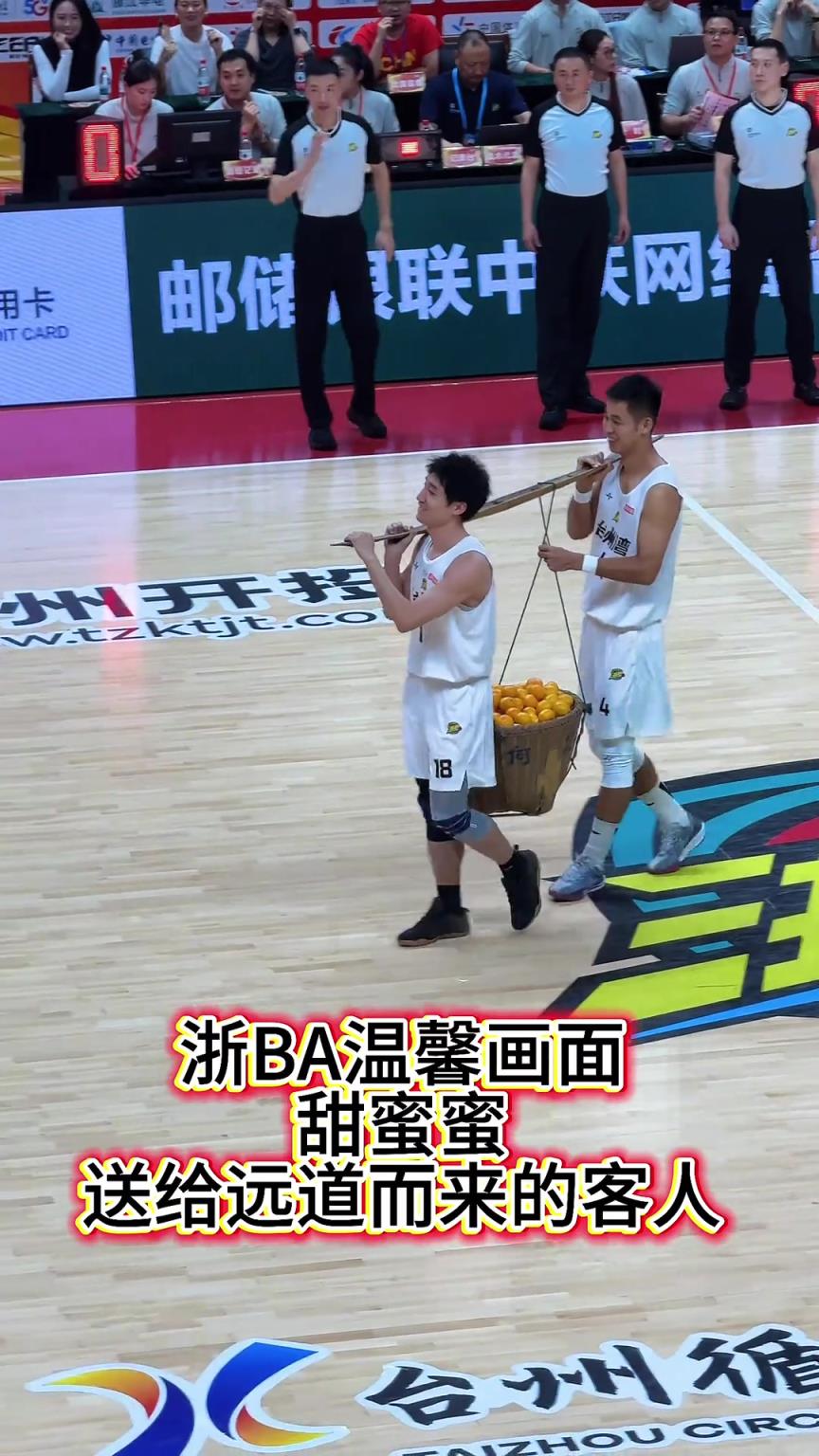 浙BA温馨的画面，台州湾赠送一箩筐台州特产涌泉蜜橘...