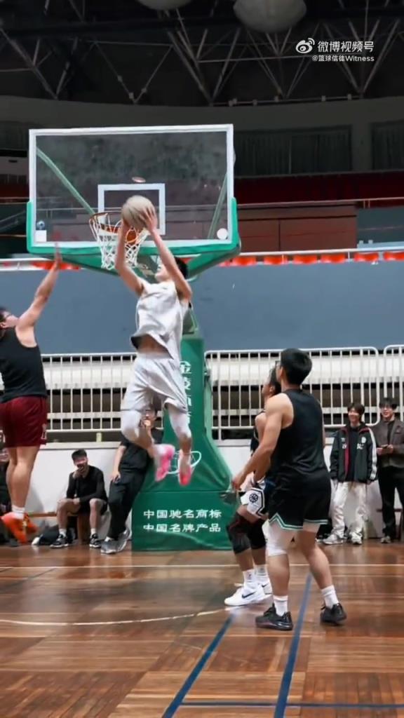 降维打击！郭昊文校园行，展现暴力背扣！