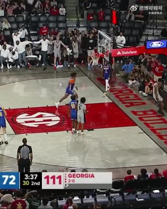 卧槽卧槽！NCAA赛场惊现空接大风车扣篮！太炸裂了！