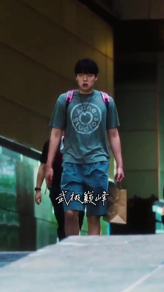 “今日能否出场？杨瀚森随队前往迈阿密热火球馆”