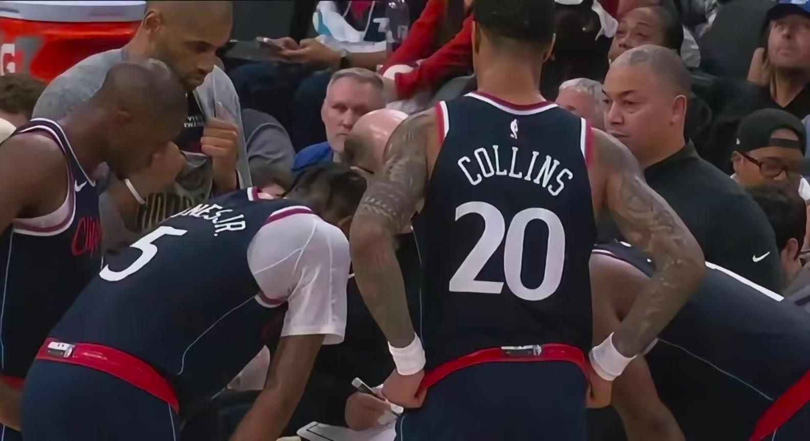 画面喜感！最后时刻，泰伦·卢将战术板交给助教范甘迪，自己站在一旁