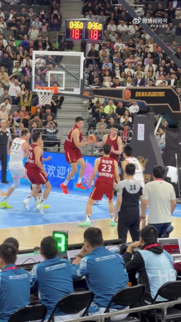 今天相当拉胯！孙铭徽突入内线上篮，结果余嘉豪杀出来一个血帽！