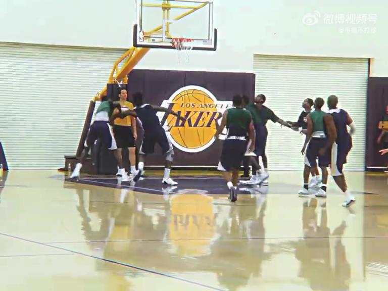 跟腱断裂后的科比，在湖人队内训练依旧嘎嘎猛干！