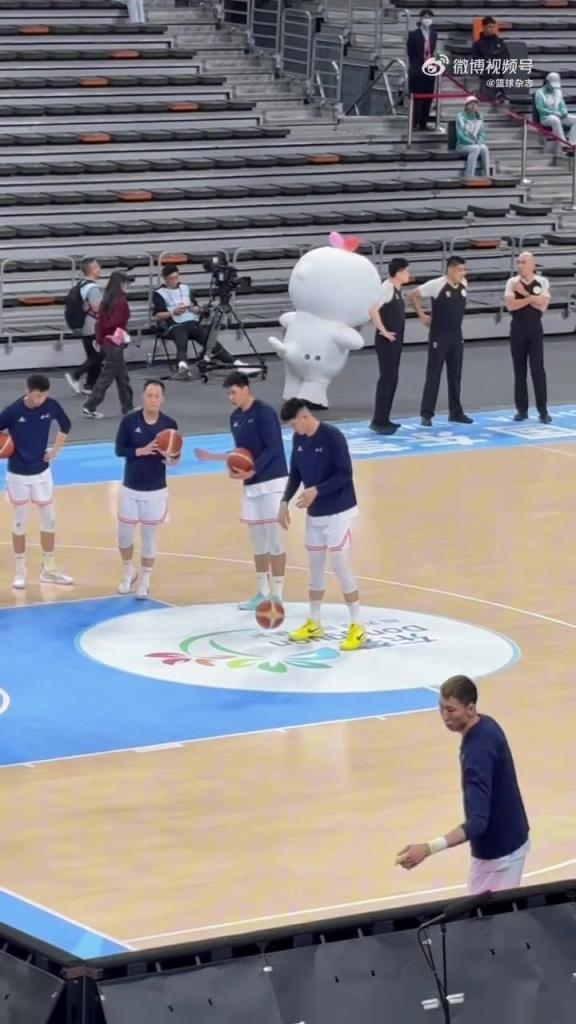 600万请来的还是输了！周琦赛前调戏工作人员，没想到后者直接走了