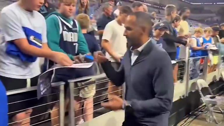 被解雇了！獨行俠經(jīng)理Nico此前給球迷簽名，偏偏漏掉了身穿東契奇球衣的那位