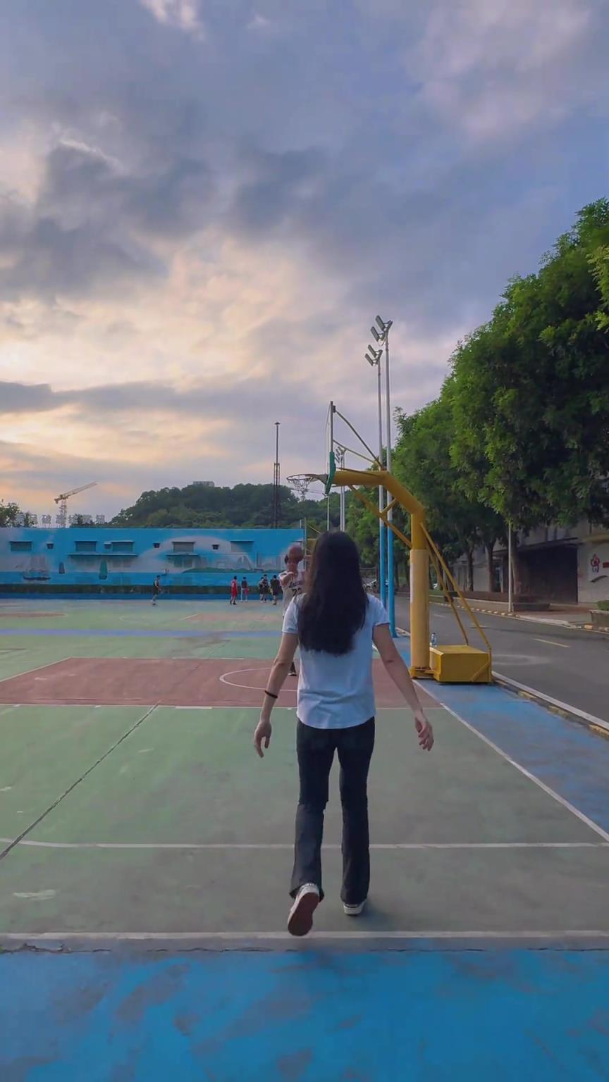 籃球網(wǎng)紅王露秀手感配文：艾特你朋友來完成這個(gè)一線天投籃！