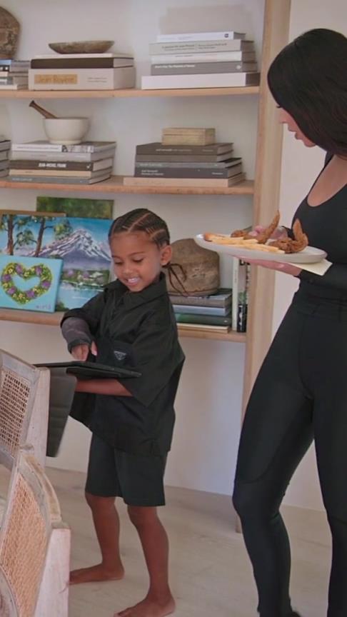 TT懵了！金卡戴珊儿子发现妈妈不雅视频，后者打电话找前夫哭诉！