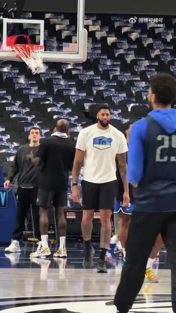 浓眉你这……看来不能怪东契奇,达拉斯这地方,谁来了都得胖! 浓眉你这……看来不能怪东契奇,达拉斯这地方,谁来了都得胖!