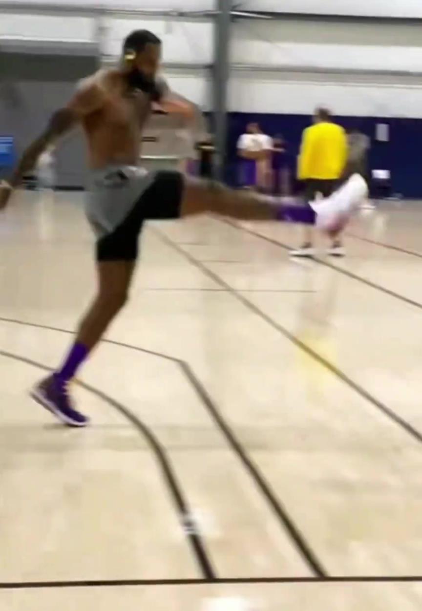 老詹在陪练无对抗的情况下脱手,气的直接踢飞篮球 老詹在陪练无对抗的情况下脱手,气的直接踢飞篮球