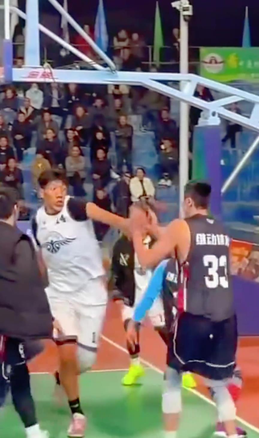 中国好队友！队友被肘击 有事他真上！挥拳就要干架！