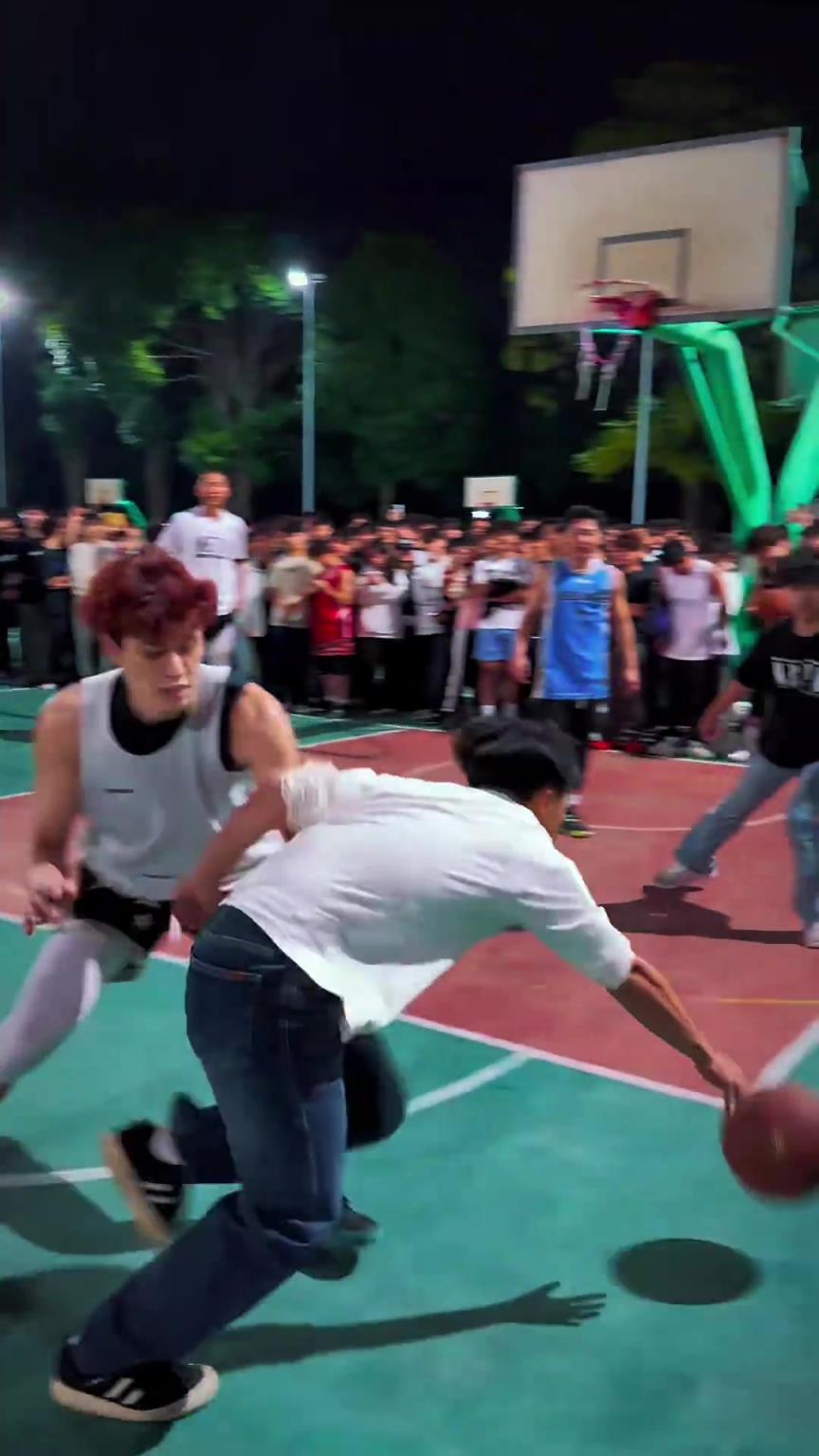 文班亚马分马！广西文班打球有多炸裂？臂展2米15随便扣