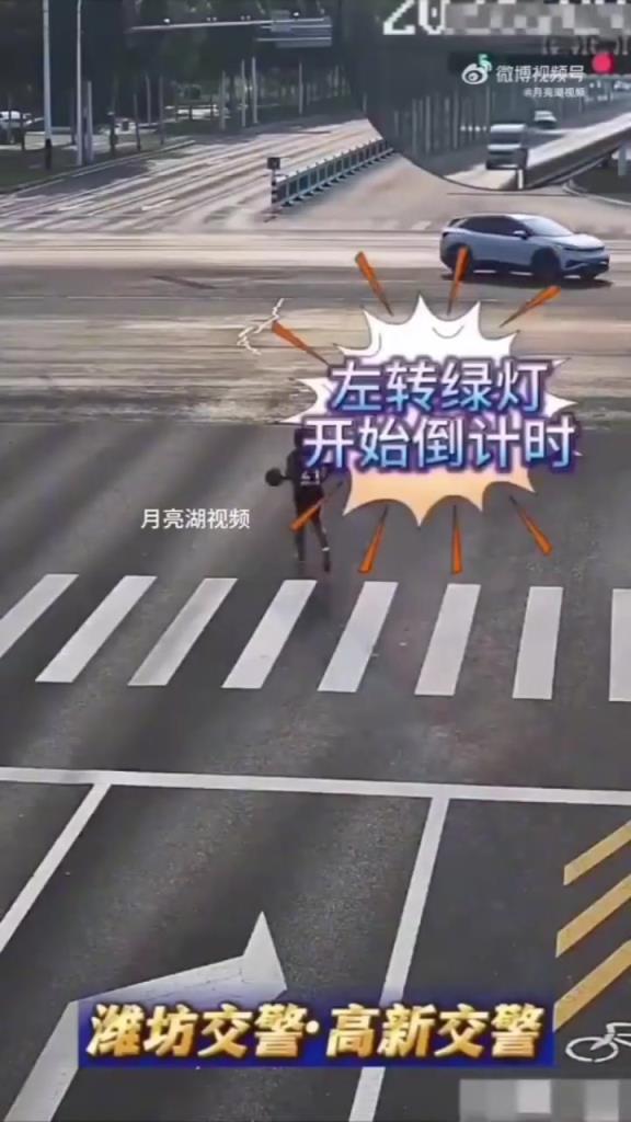 太危险了！一位身穿24号的科比球迷在主干道运球被撞翻