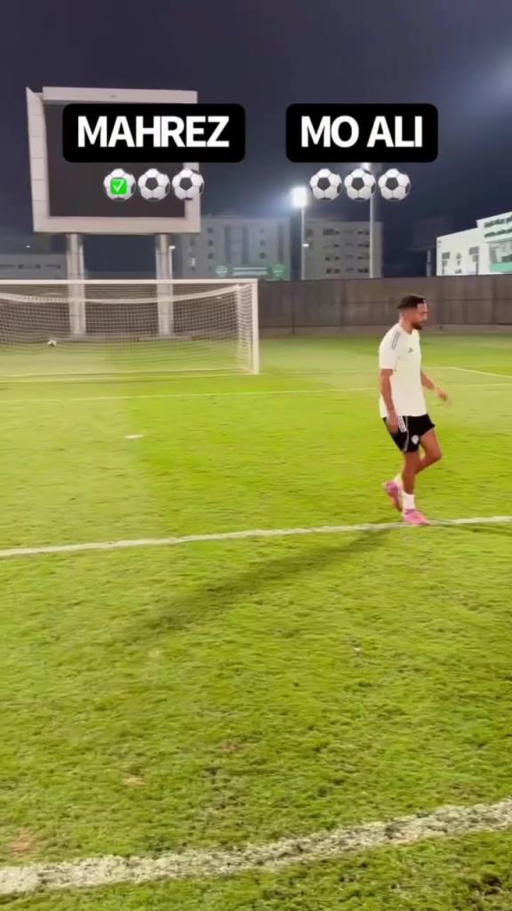 双胞胎？马赫雷斯和长相酷似自己的网红比拼射门！