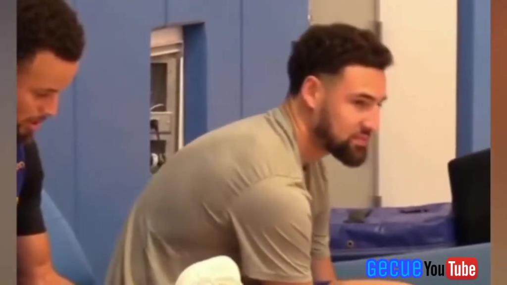 要不考虑一下？美媒扒出：库里曾拿起克莱的KT5战靴仔细端详~