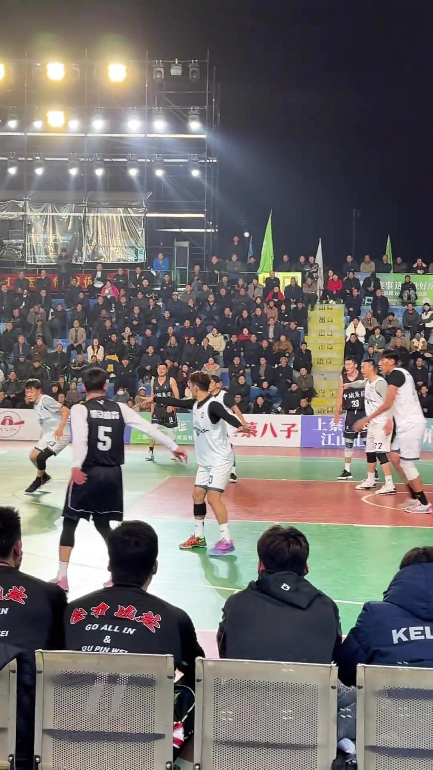 没想到篮球场也有古惑仔乌鸦！白衣14号大个子长得真像乌鸦