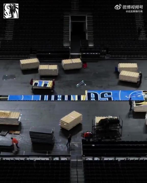 偏暗？独行侠NBA杯专属地板来了 吧友们觉得怎么样？