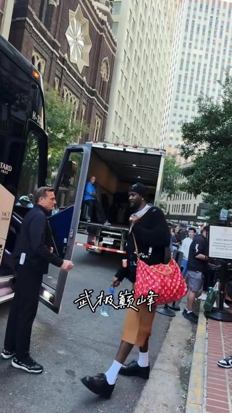 湖人战胜鹈鹕NBA杯保持不败～赛前湖人球员前往球馆
