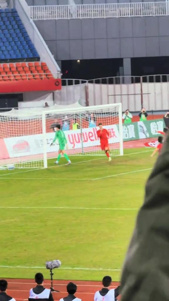 现场球迷实拍拜合拉木脚后跟破门：黑子们在哪里？