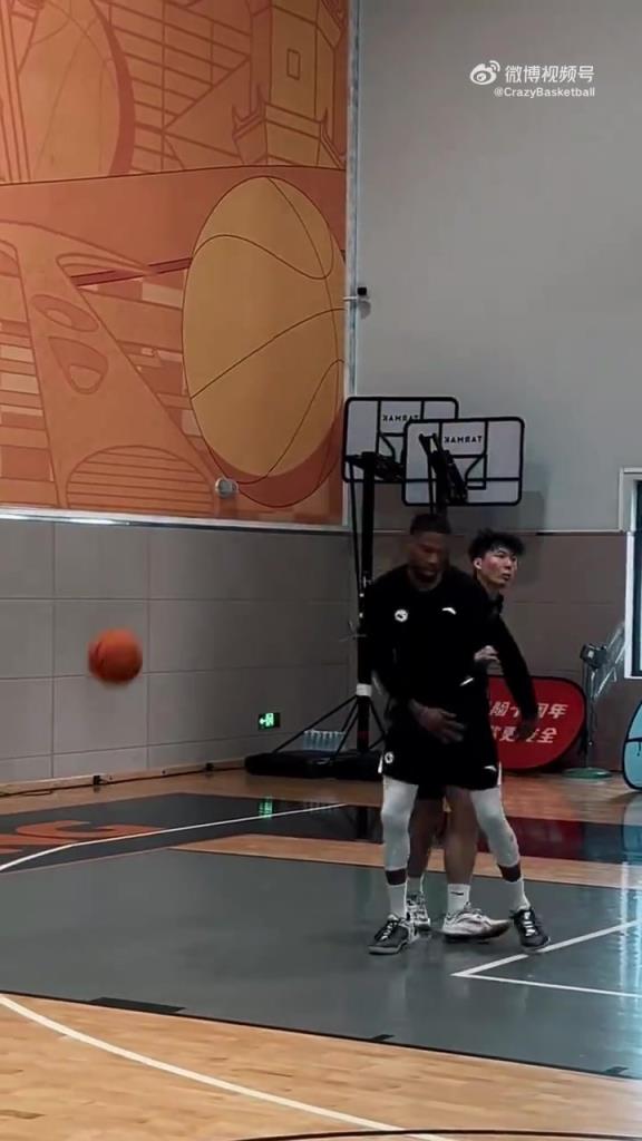 看平常心和威姆斯单挑，可以感受到网红街球手和职业之间的差距了