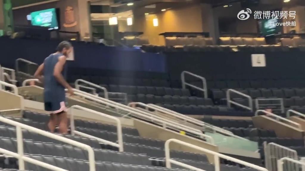 小卡今天在TD北岸花园球馆进行大量爬楼梯训练，看来快复出了