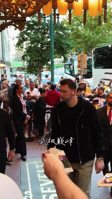 “巨星相十足~东契奇越来越有超巨相了” “巨星相十足~东契奇越来越有超巨相了”