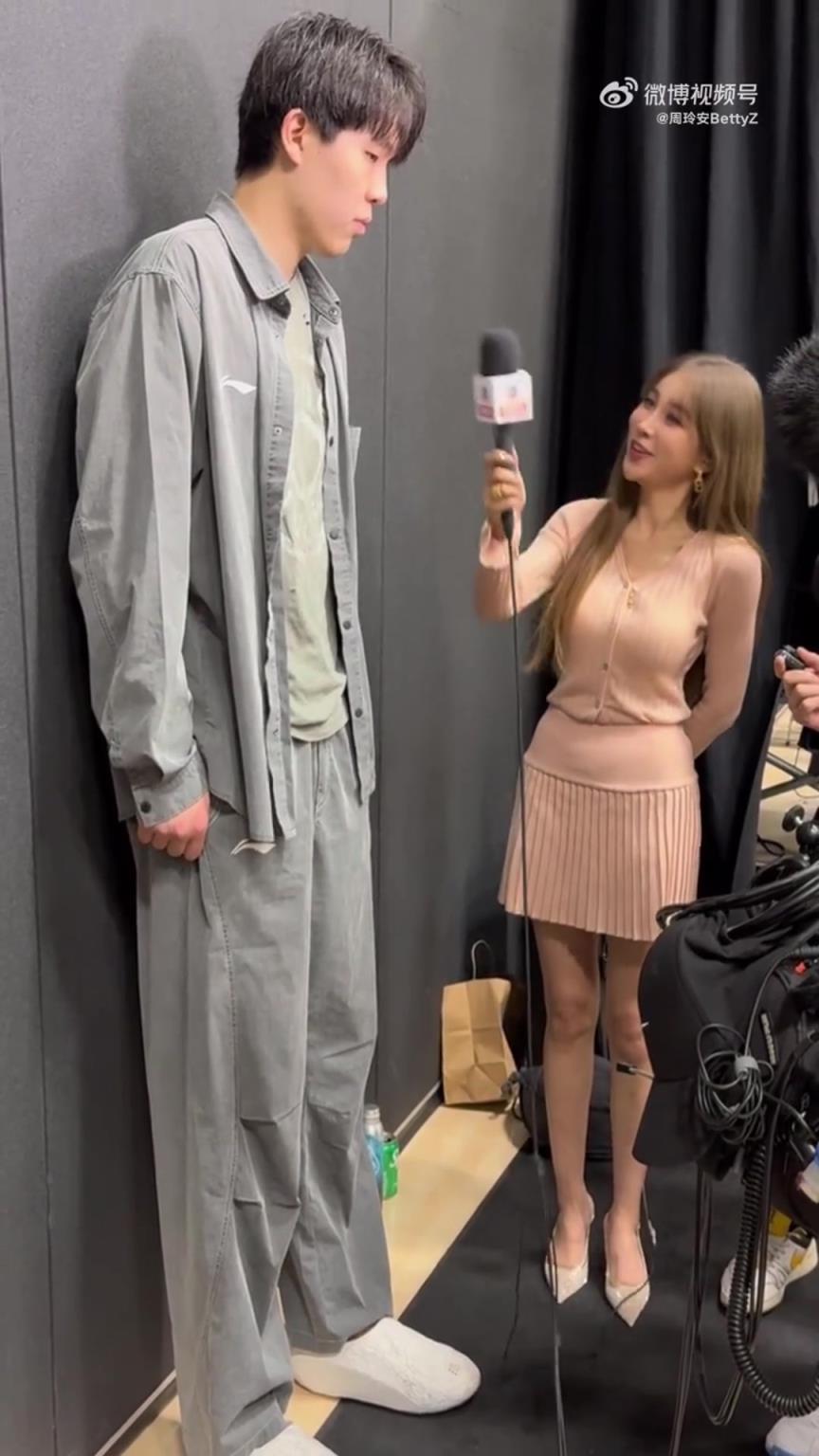 这视角小杨真的瘦很多!周玲安:杨瀚森感谢大家的关心~~ 这视角小杨真的瘦很多!周玲安:杨瀚森感谢大家的关心~~