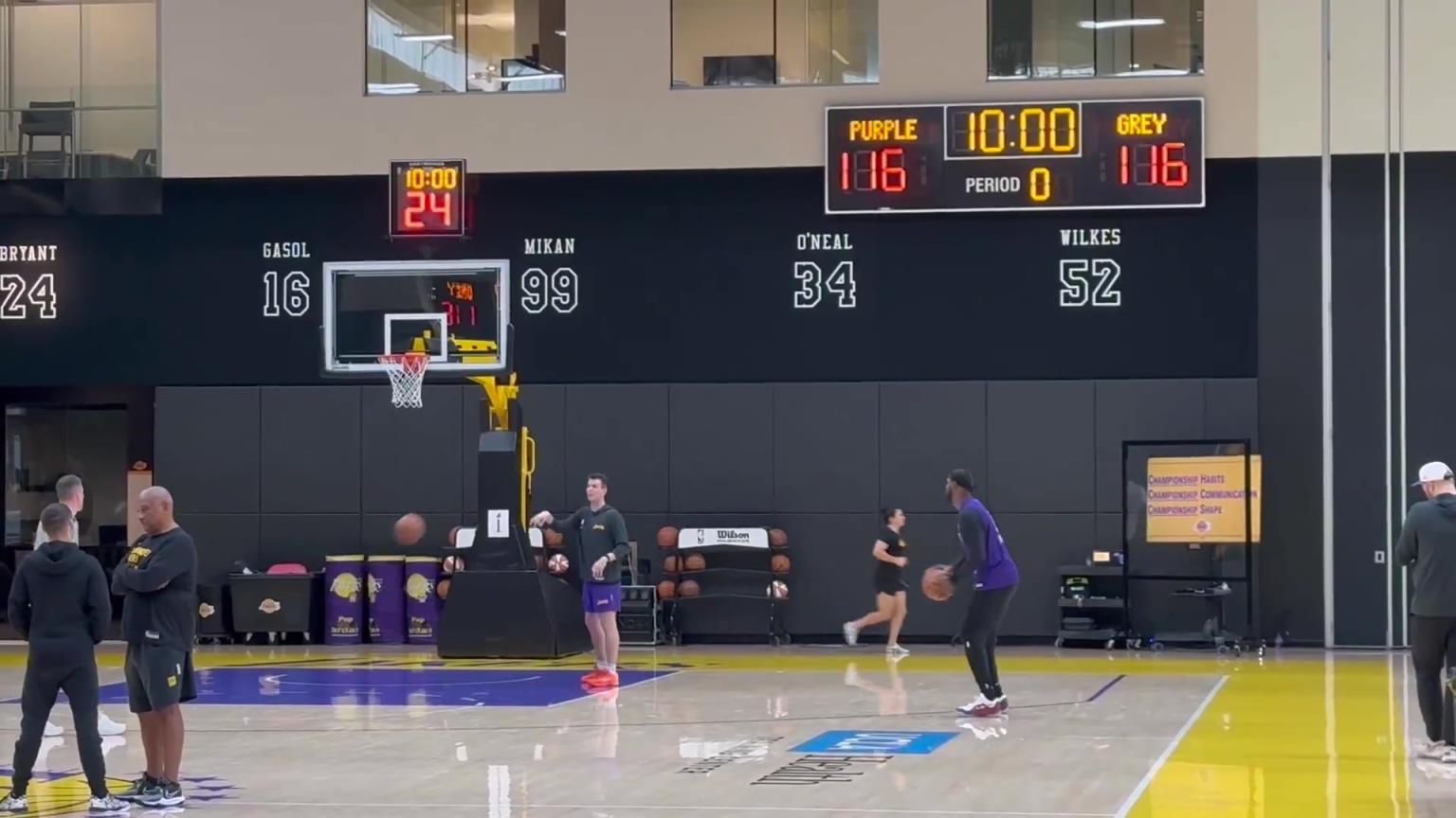 詹姆斯昨日训练，看这身手，明天复出应该没啥问题啊