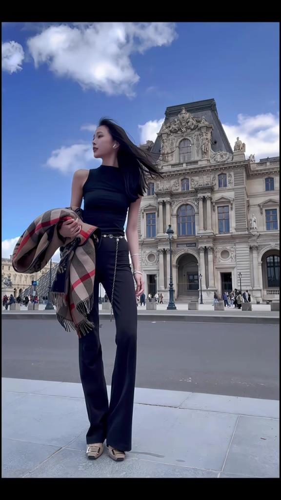 好瘦啊~篮球女主播辰辰晒出游穿搭：在卢浮宫的记忆~