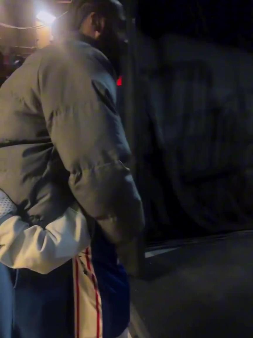 输球后最大的慰藉就是小球迷在球员通道给你一个拥抱了吧！