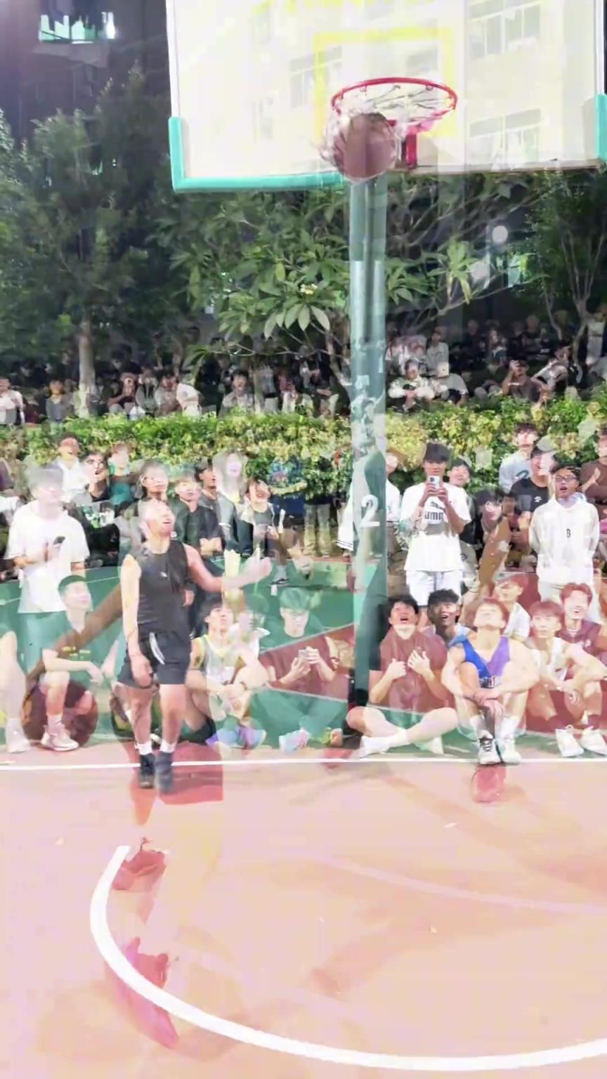 这女孩打球很强也很酷 但第一个拉杆前的转身算不算走步? 这女孩打球很强也很酷 但第一个拉杆前的转身算不算走步?