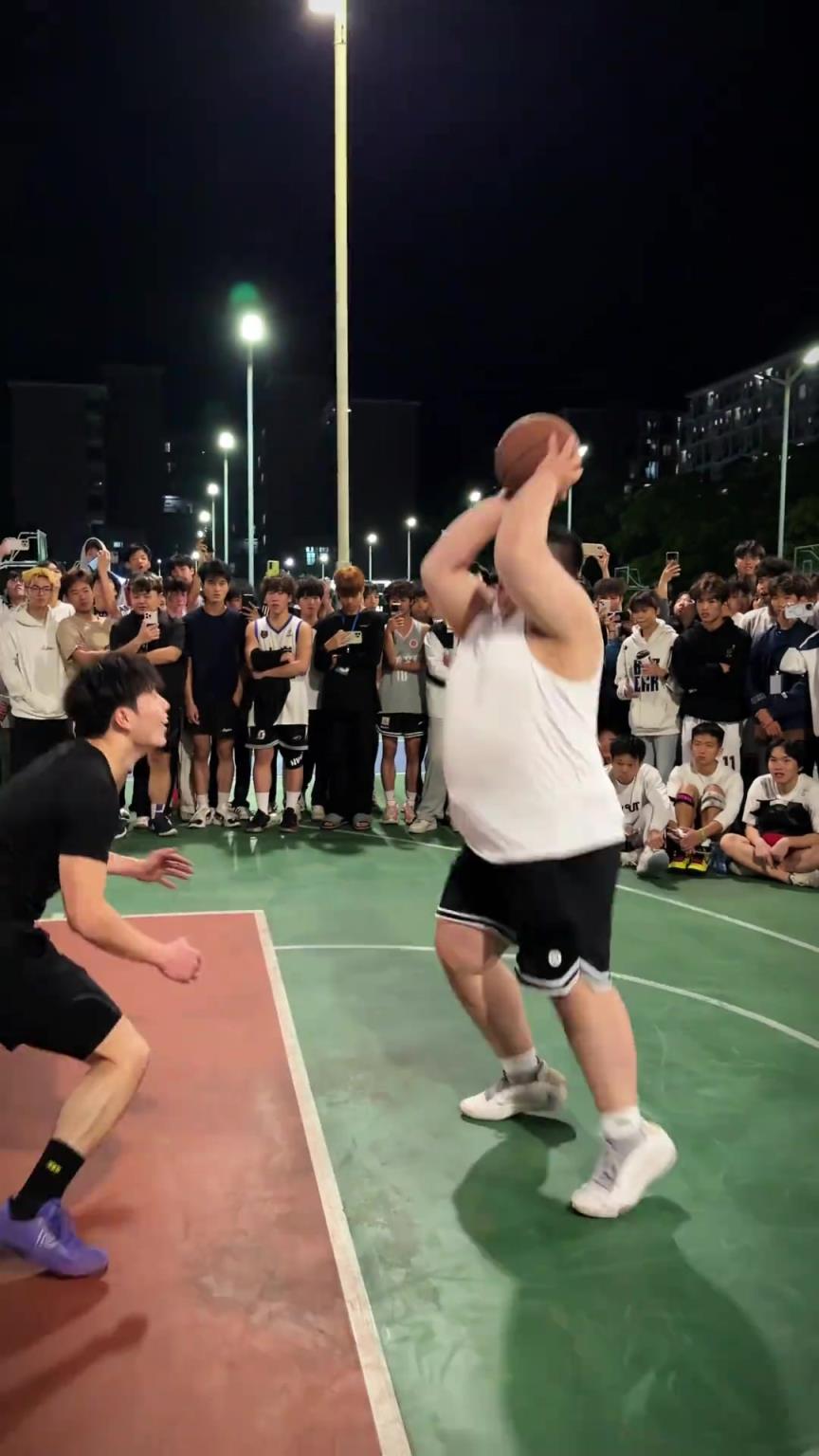 “顶级控球厚卫”！爱吃汉堡和炸鸡！长期下去膝盖会磨损受伤？