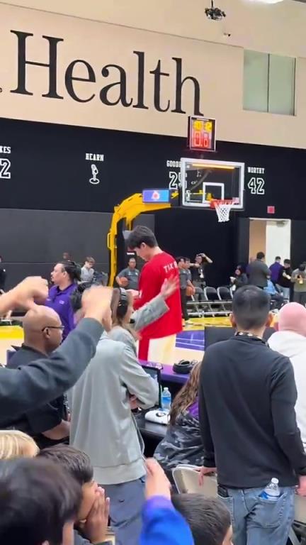 此前南湾湖人小球迷比手势嘲讽杨瀚森，小杨一笑而过不予理会！