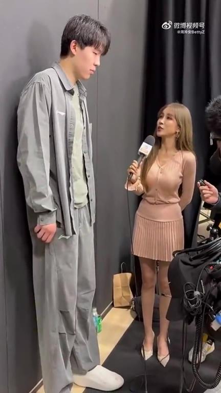 今天在场上轻盈许多！杨瀚森此前接受周玲安采访，看着明显瘦了！