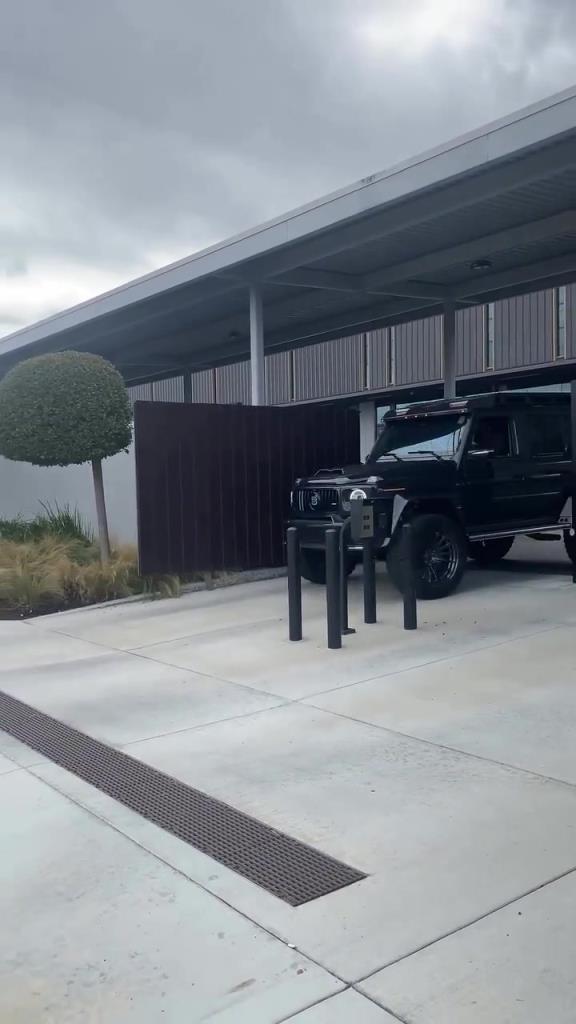 湖人艾顿这肤色真是和车完美融于一体..这就是传说中的人车合一？