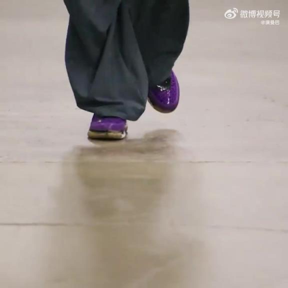 又换鞋了！勇士打热火，库里上脚了韦德的球鞋