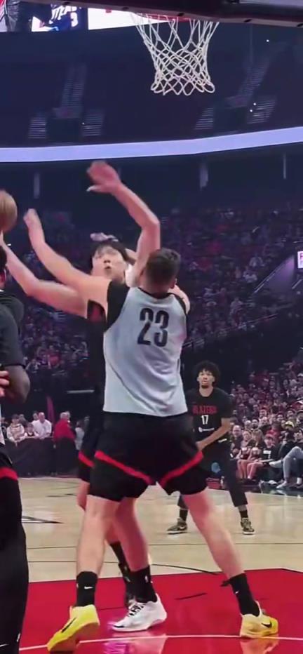 差距越来越大？此前杨瀚森在训练赛中用脚步生吃克林根，后者根本防不住！